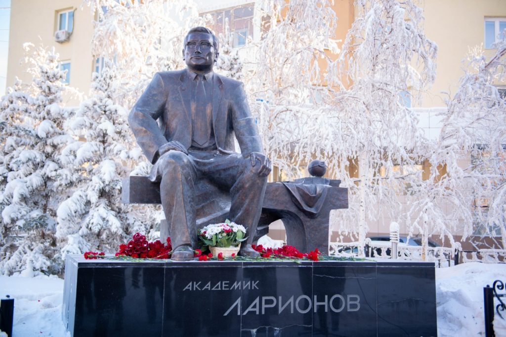 Сотрудники и студенты АГАТУ возложили цветы к памятнику Ларионова